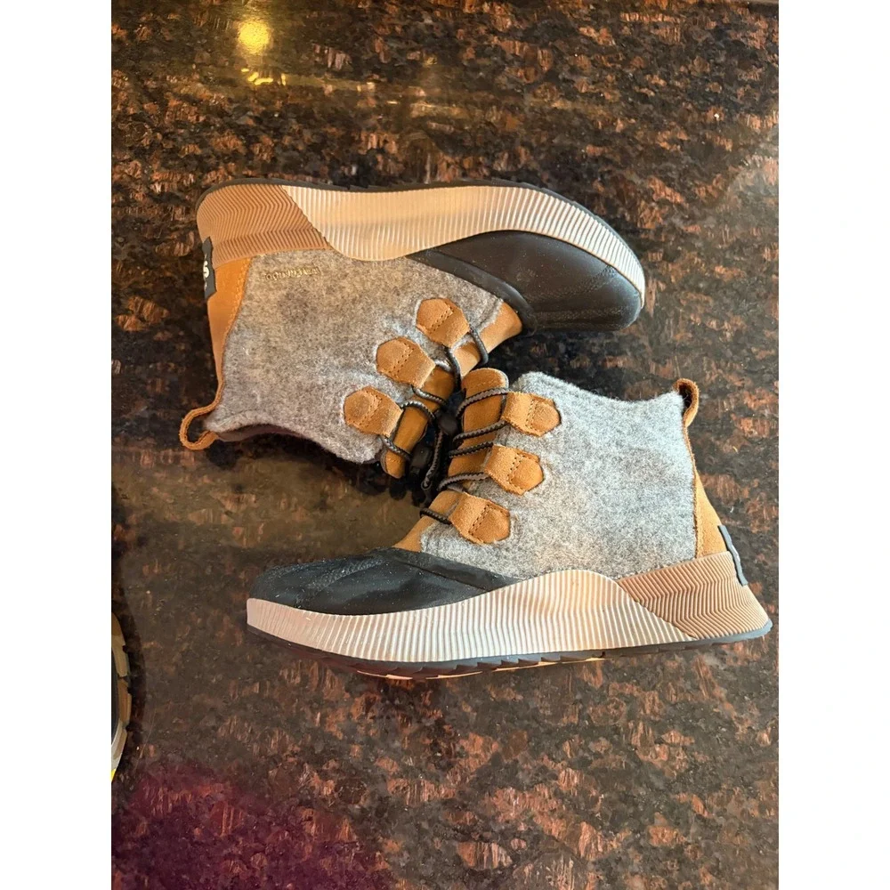 Sorel Out N About Classic Boots Kids Size 4 Gray Brown Waterproof Duck Boots Exc